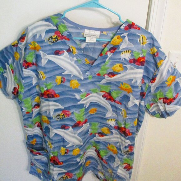 Scrub Top White Swan XL Short Sleeve V Neck 2 Pockets Ocean Theme NWT  Waves - Picture 1 of 4
